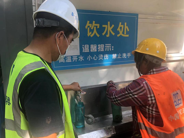 冷热温用直饮水机服务近万名工地工友